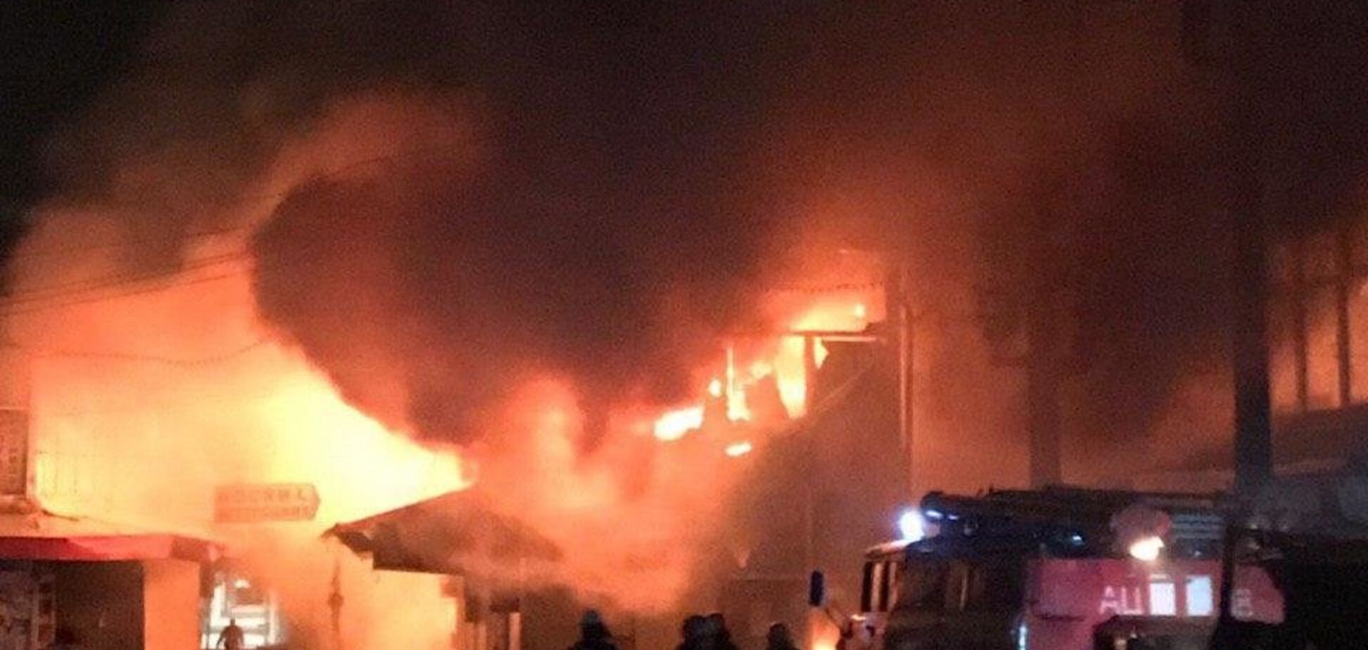 На ринку Барабашово у Харкові трапилася пожежа: фото і відео