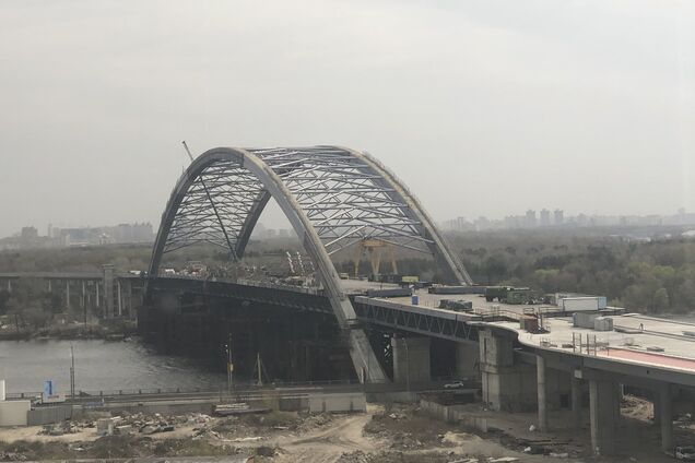 На Подольско-Воскресенском мосту в Киеве обвалились строительные леса. Фото