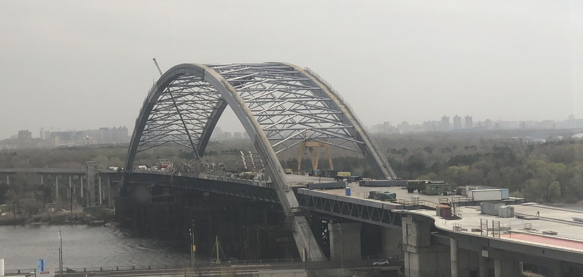 На Подольско-Воскресенском мосту в Киеве обвалились строительные леса