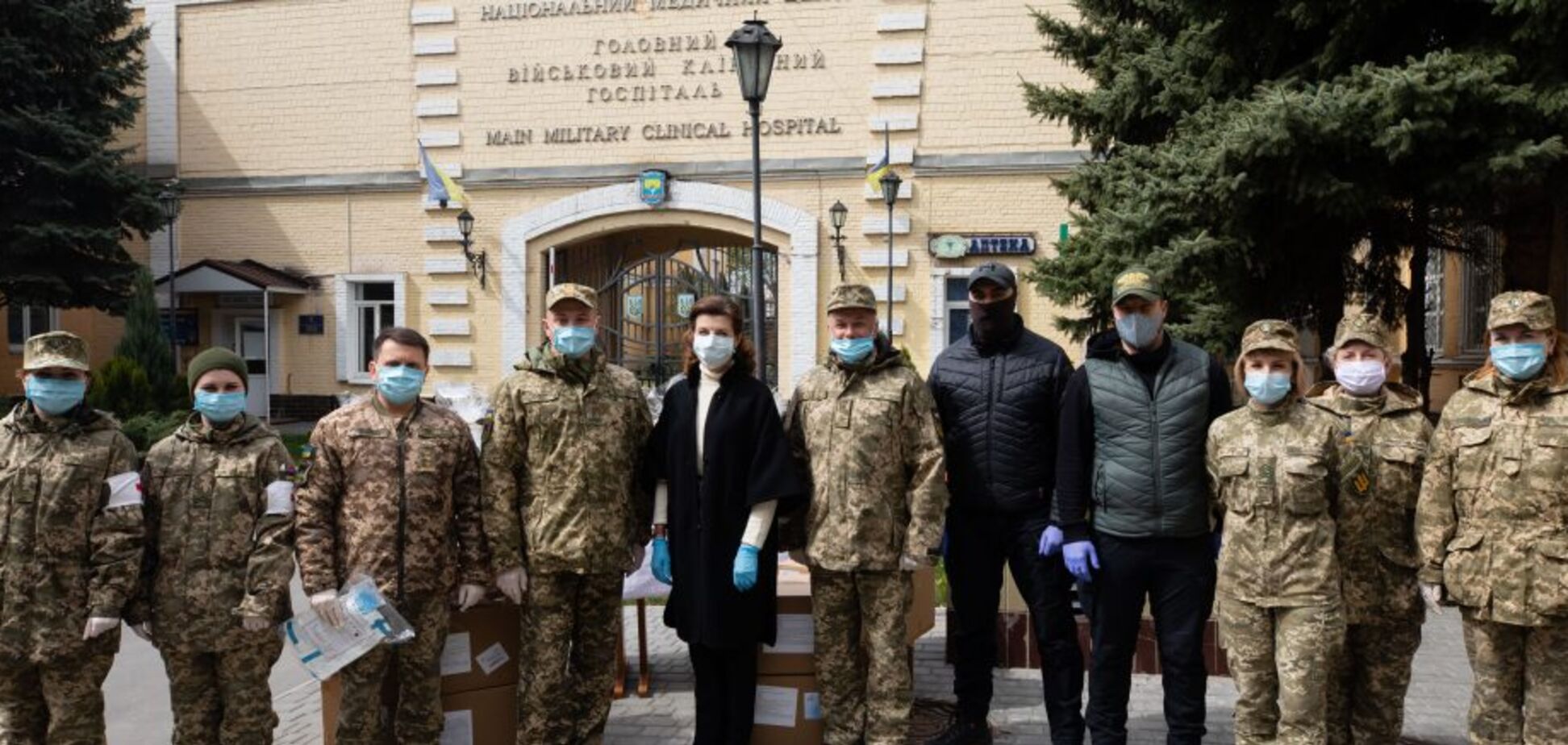 Марина Порошенко привезла у Київський військовий госпіталь захисні костюми, паски та малюнки