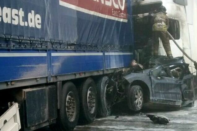 Під Києвом через пилову бурю трапилася смертельна ДТП з шістьма авто. Фото і відео