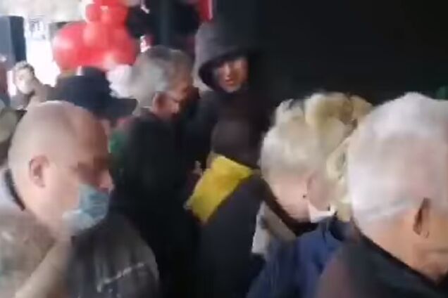 В Мариуполе толпа устроила давку перед супермаркетом: видео грубого нарушения карантина