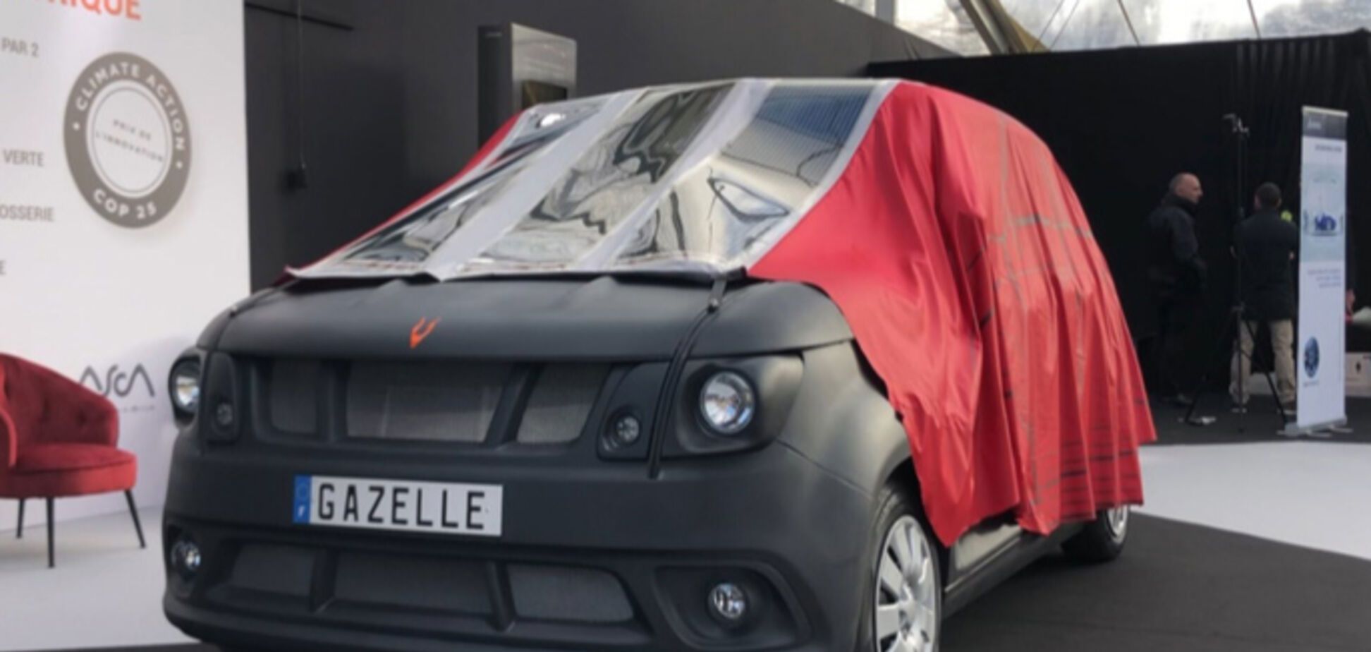 Представлен электромобиль, который заряжается от своего чехла