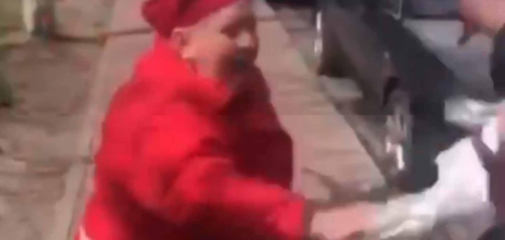 Депутатка Бучі влаштувала скандал у черзі під поштою і обматюкала людей. Відео 18+