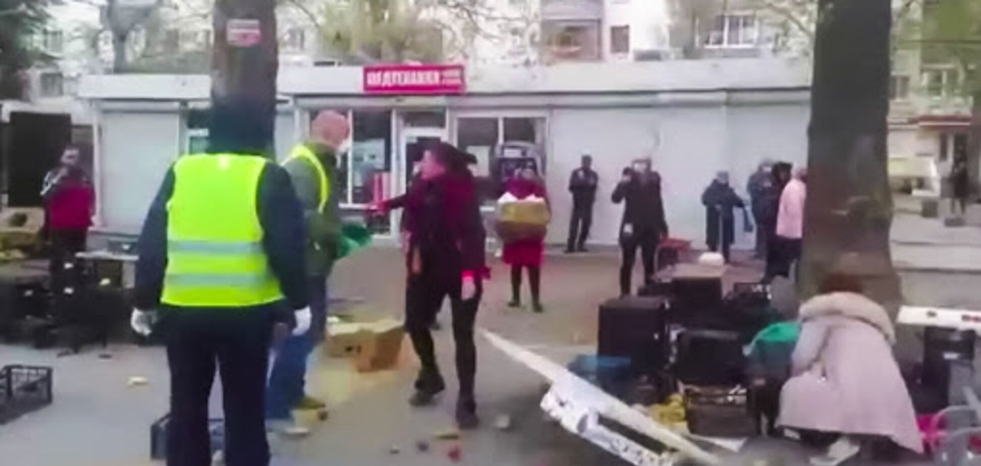 У Криму в розпал карантину продавці влаштували бійню на ринку. Відео
