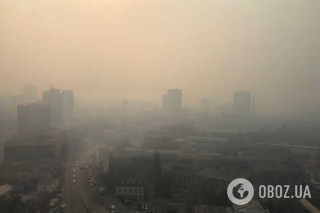 Київ огорнули хмари диму та пилюки. Моторошні фото