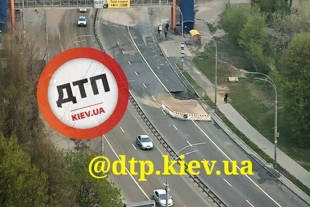 У Києві на дорозі трапилася масштабна НП: асфальт "пішов" під землю. Фото і відео