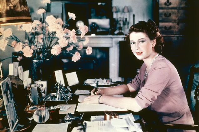 Свадьба, война и коронация: 10 редких фото молодости 94-летней королевы Елизаветы II