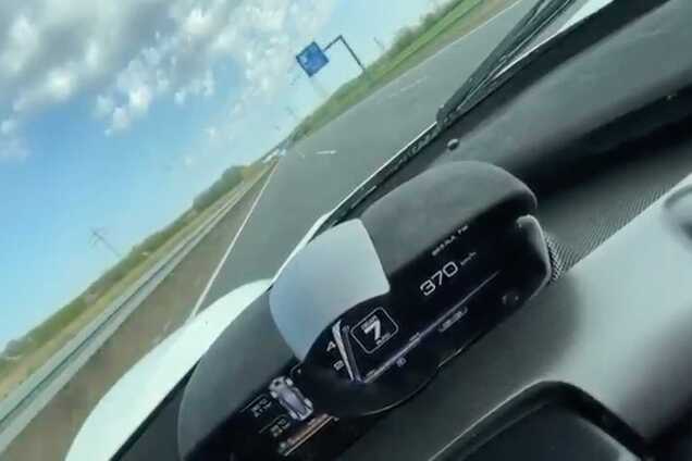 Водій зняв із салону авто свій розгін до 372 км/год. Відео
