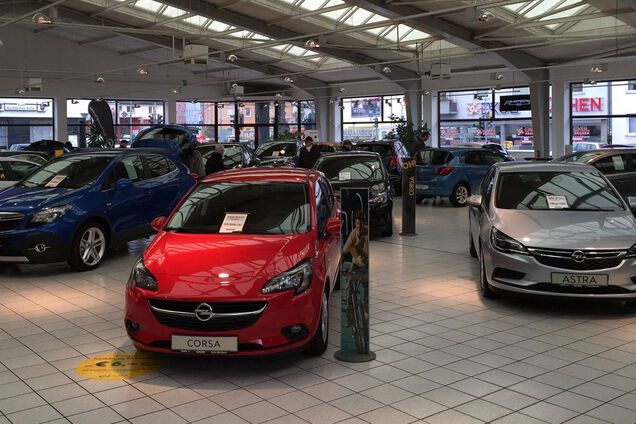 Меркель дала 'зеленый свет' автосалонам