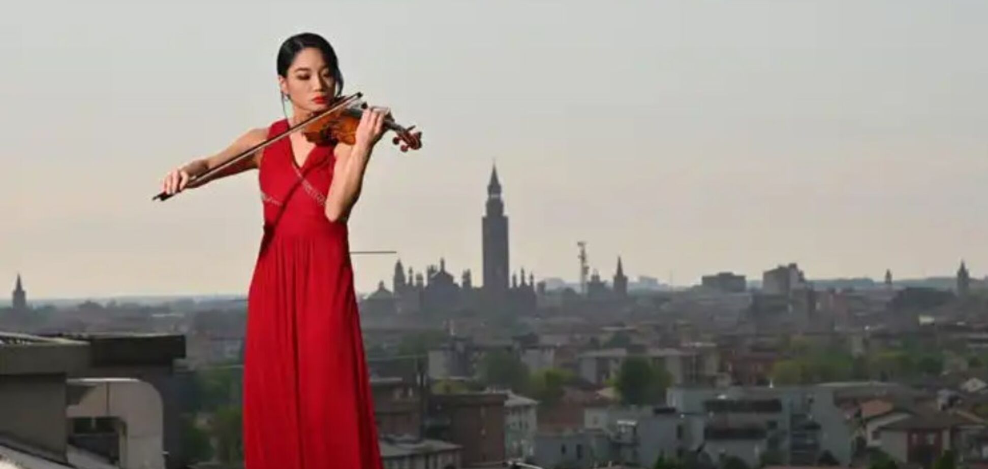 В Італії знаменита скрипалька зіграла на даху лікарні із зараженими на коронавірус