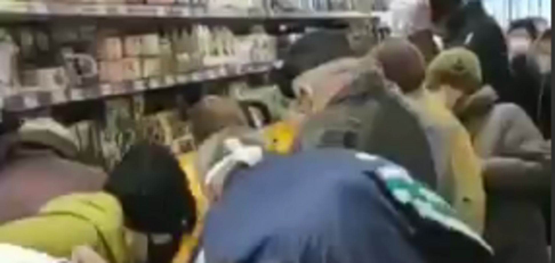 У Полтаві пенсіонери влаштували 'штурм' супермакетів. Відео