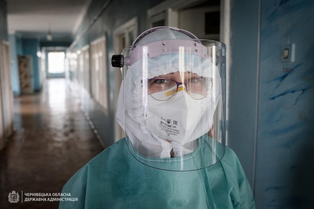 Украинцев растрогали черновицкие врачи, спасающие больных с COVID-19