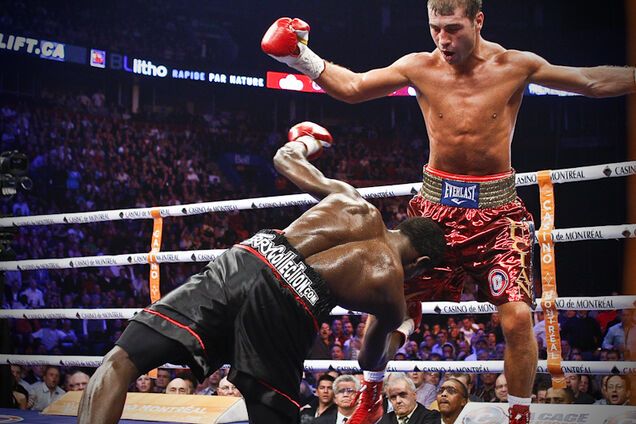 Знаменитый боксер устроил понты в ринге и был нокаутирован: в сети вспомнили легендарный бой