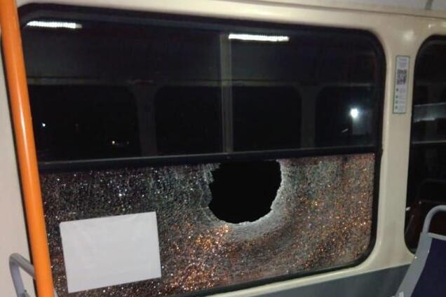 В Днепре мужчина из-за отказа в проезде бросил в трамвай камень и разбил окно