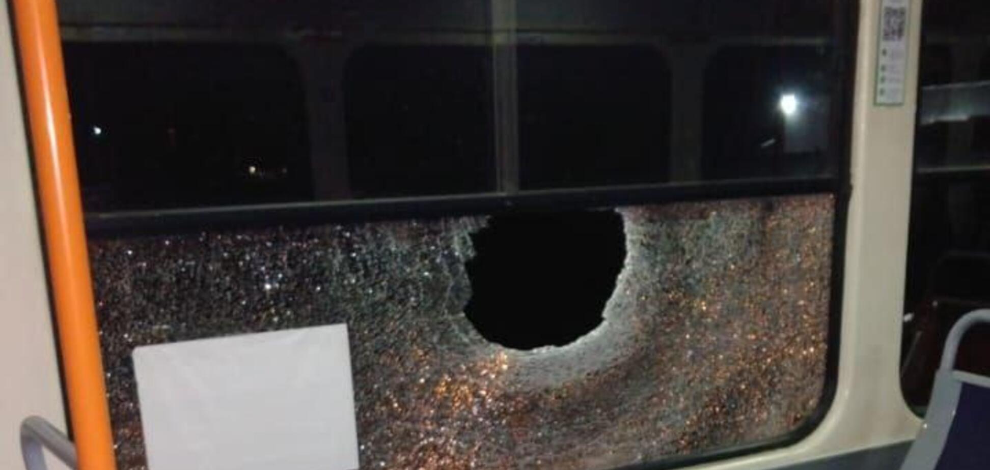 У Дніпрі чоловік через відмову в проїзді кинув в трамвай камінь і розбив вікно