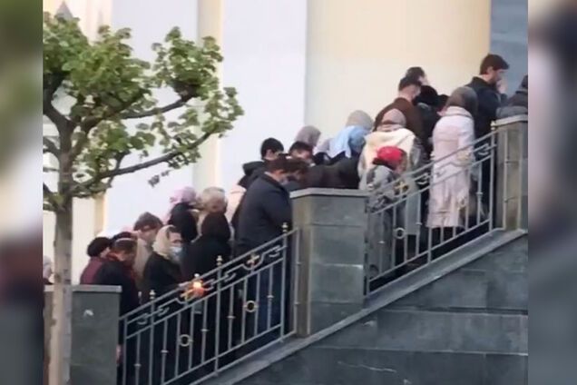 У Дніпрі натовп парафіян зібрався біля церкви, порушивши карантин. Фото