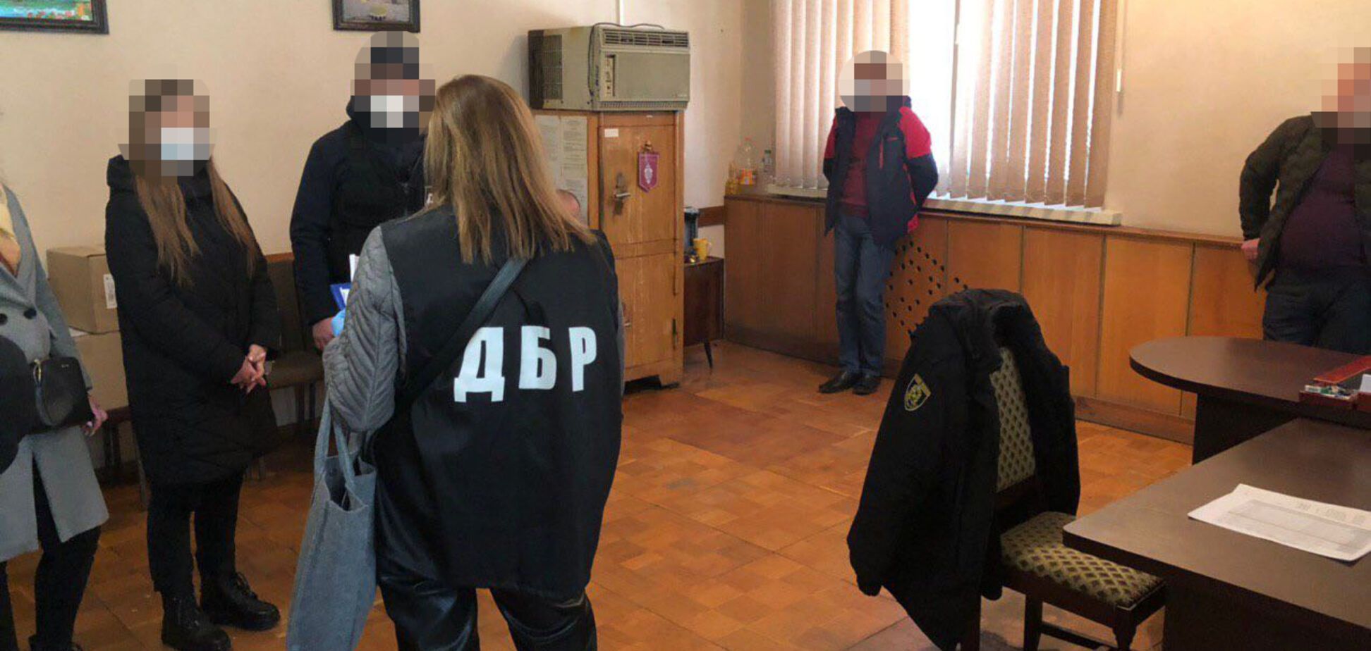 Вывезли в лес и дали в руки бензопилу: на Харьковщине полицейские намеренно оболгали мужчину