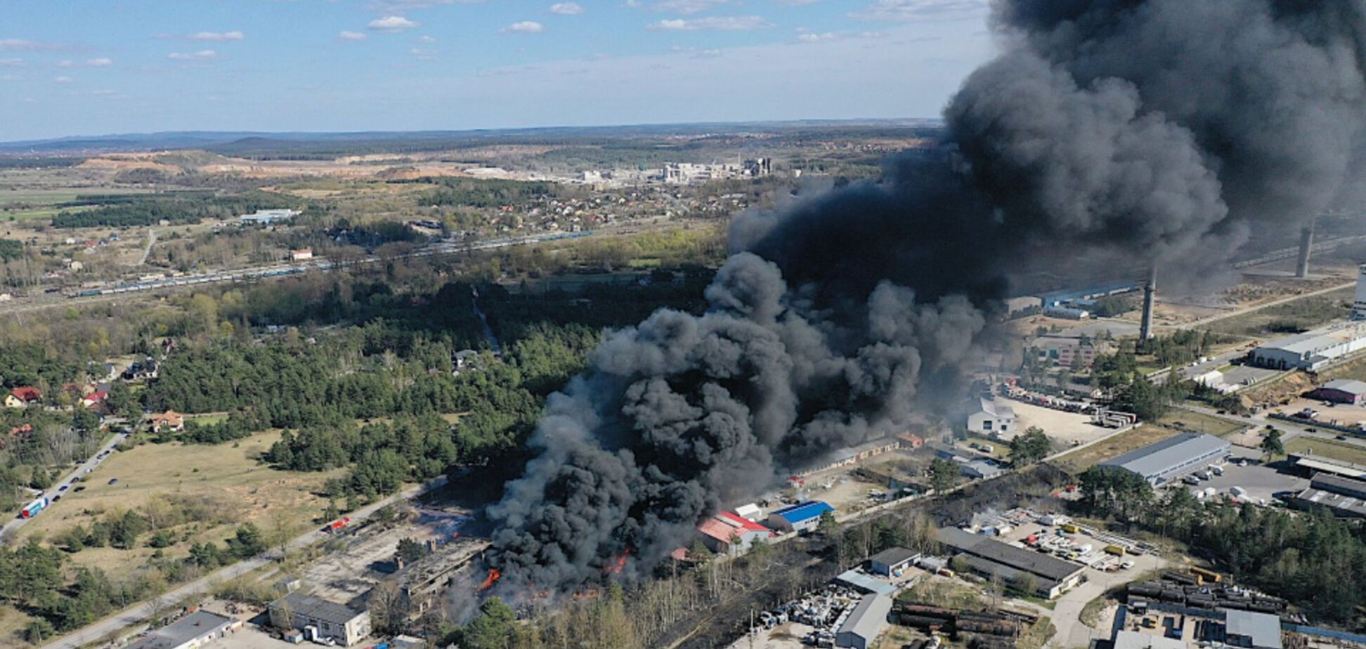 В Польше прогремел взрыв на химзаводе: город затянуло черным дымом. Фото и видео