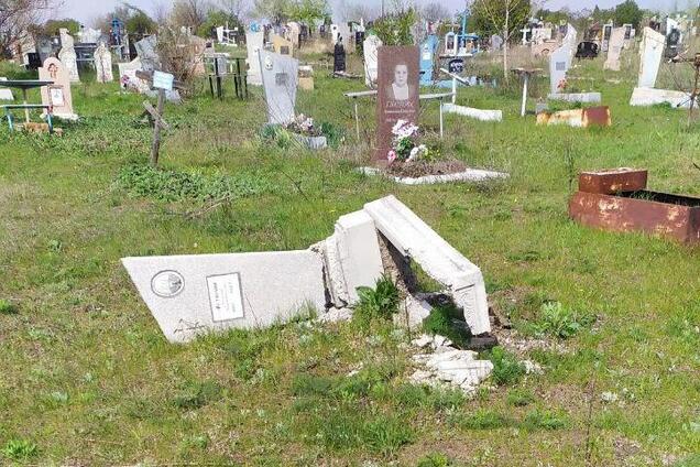 В Днепре на кладбище вандалы раскурочили около двухсот могил. Фото