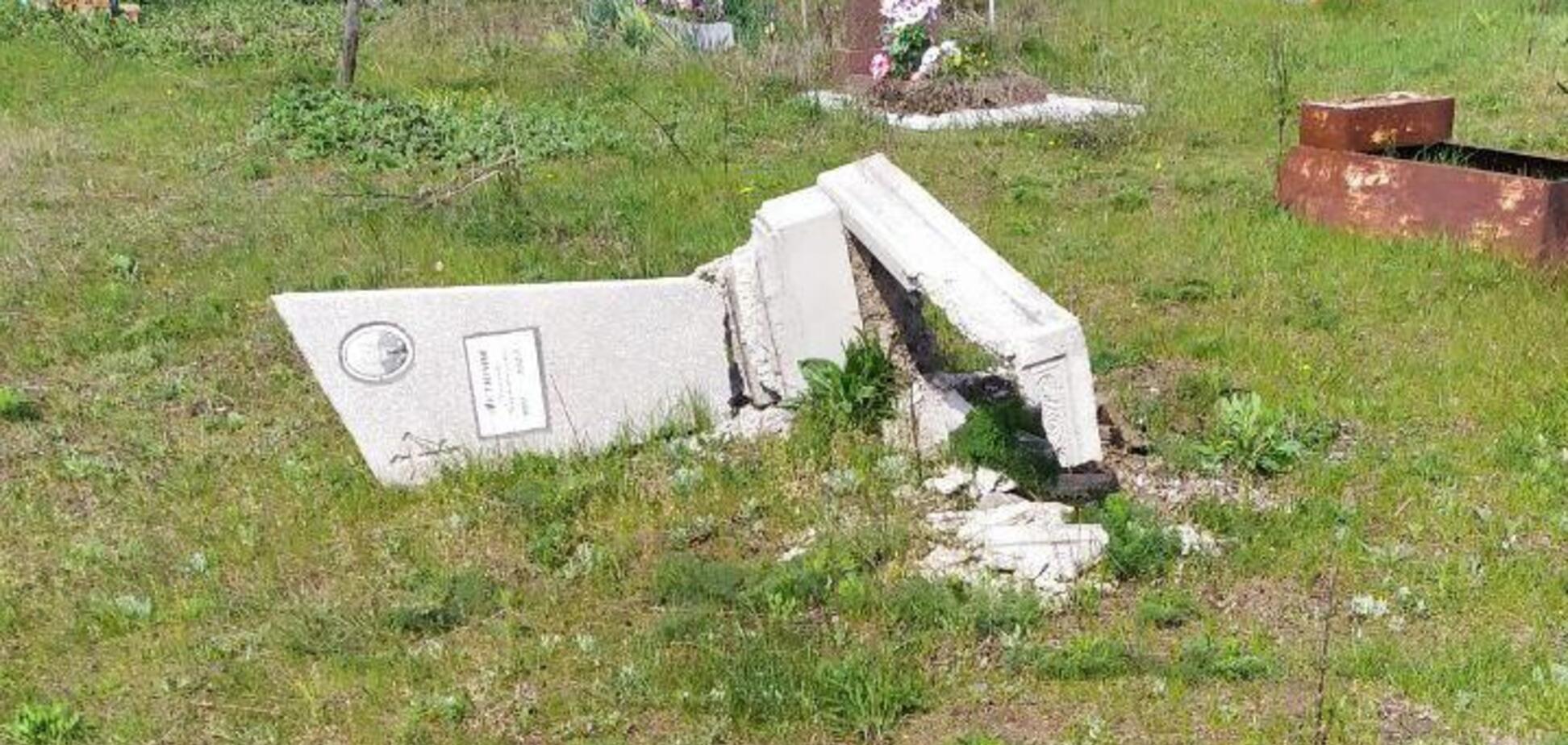 На кладбище вандалы раскурочили около двухсот могил