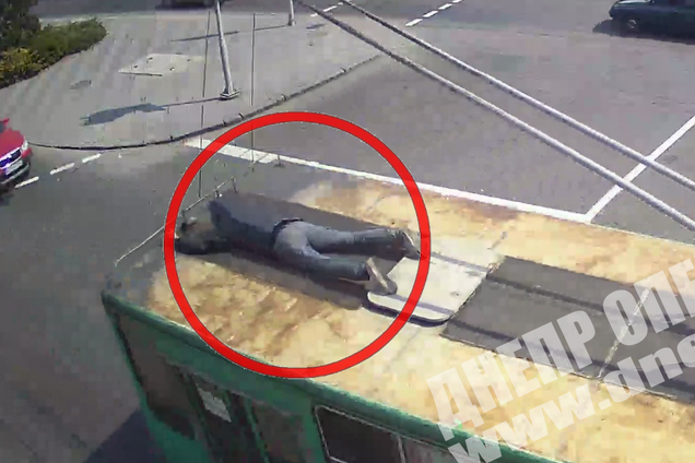 В Днепре мужчина без спецпропуска катался по городу на крыше троллейбуса. Видео