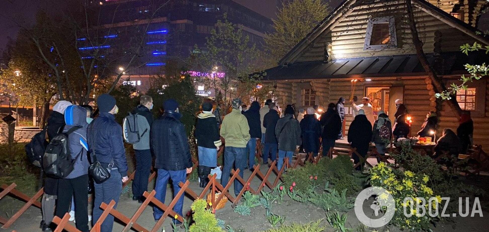 Несмотря на карантин: украинцы массово ринулись в церкви на Пасху. Фото