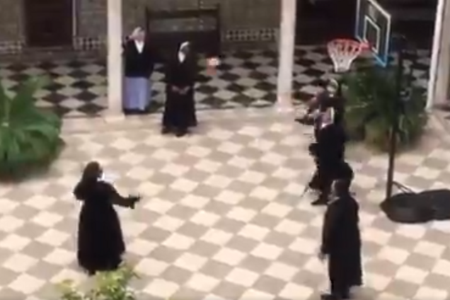Черниці зіграли в баскетбол в монастирі з хворими на коронавірус