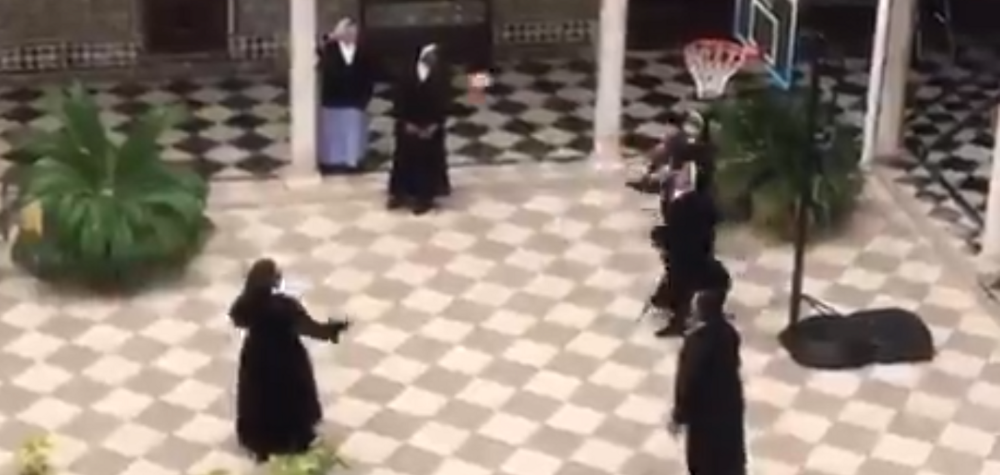 Монахини сыграли в баскетбол в монастыре с больными коронавирусом