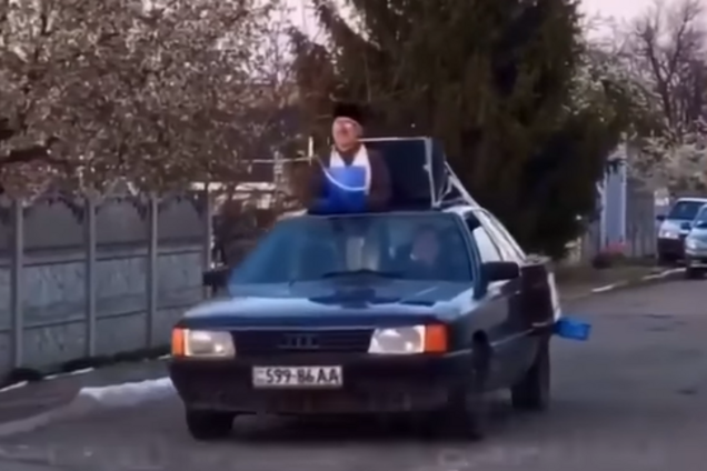 Под Днепром священник ездил на машине с колонкой и святил паски. Видео