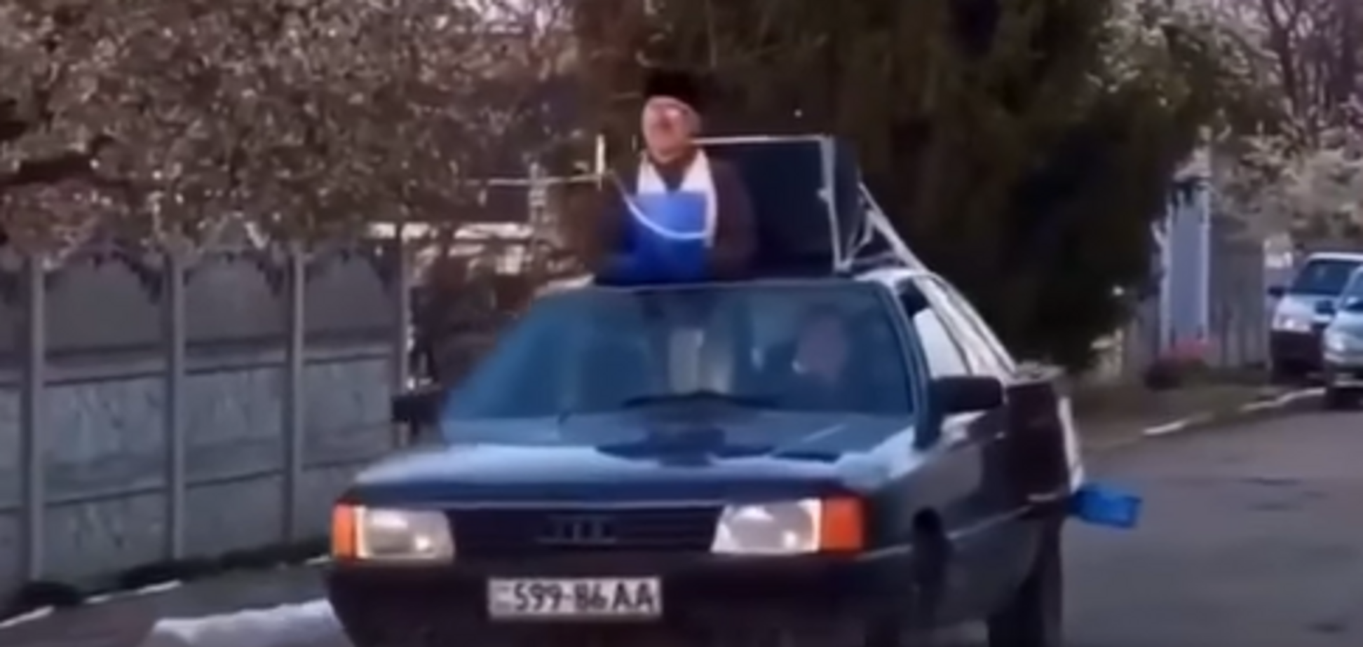 Под Днепром священник ездил на машине с колонкой и святил паски. Видео