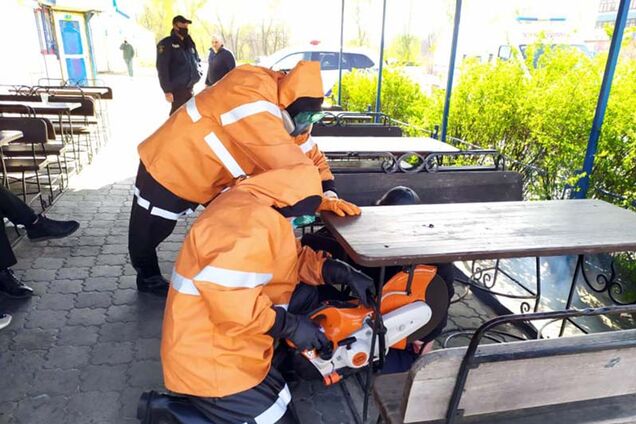 В Каменском вырезали мужчину, который упал с лавки и застрял в конструкции стола. Видео