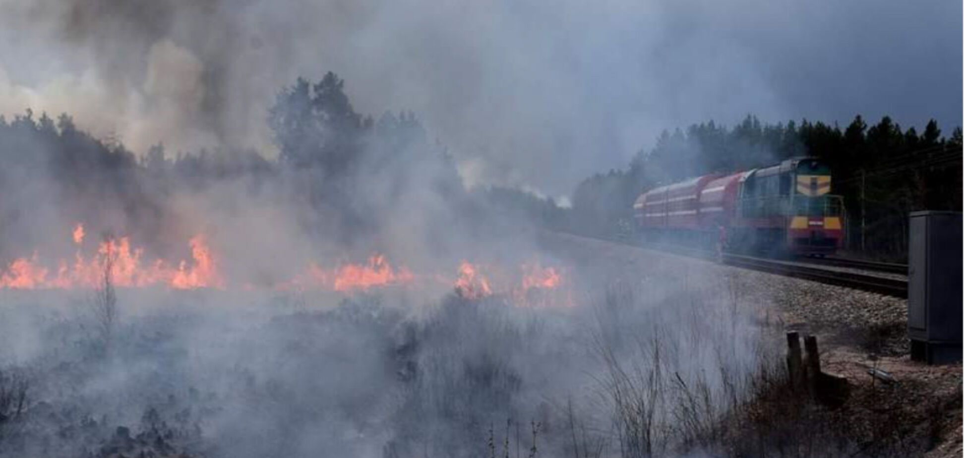 З'явилися нові фото і відео боротьби з пожежами на Київщині та Житомирщині