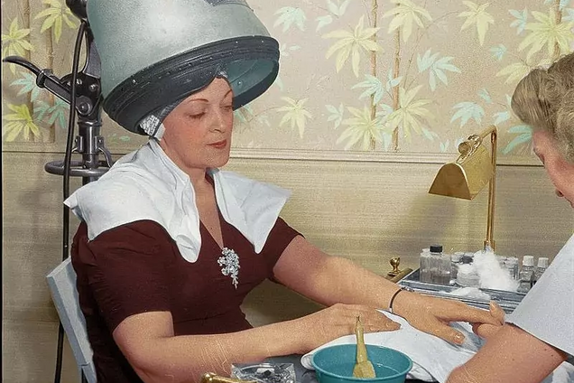 Использовали иглы, лезвия, зеленку: как делали маникюр в СССР