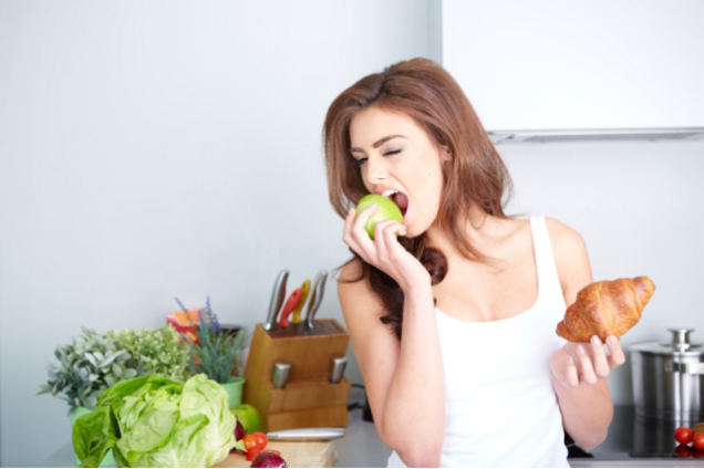 Как не набрать вес, сидя дома на карантине: диетолог раскрыла секрет