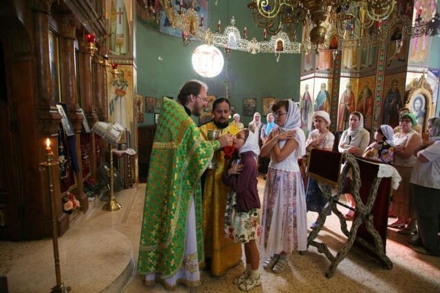 В Луганске в разгар пандемии коронавируса устроили массовое поклонение иконе: под угрозой сотни людей