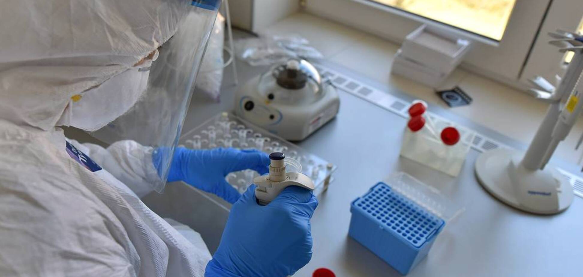 Французский врач считает, что коронавирус случайно выпустили из лаборатории в Ухане