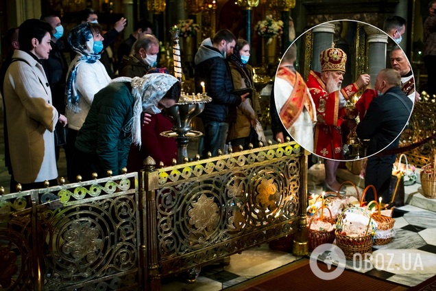 Филарет на Пасху причащал прихожан из одной ложки и давал целовать Библию. Фото