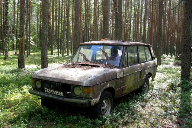 Посреди леса нашли брошенный Range Rover на советских номерах