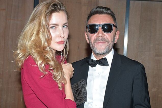 Шнуров засветил полуобнаженную молодую жену: пикантное фото