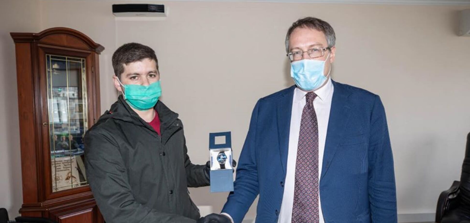 Аваков наградил парня, поймавшего на горячем поджигателей на Киевщине