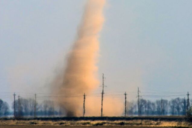 Появились фото пылевого вихря под Киевом