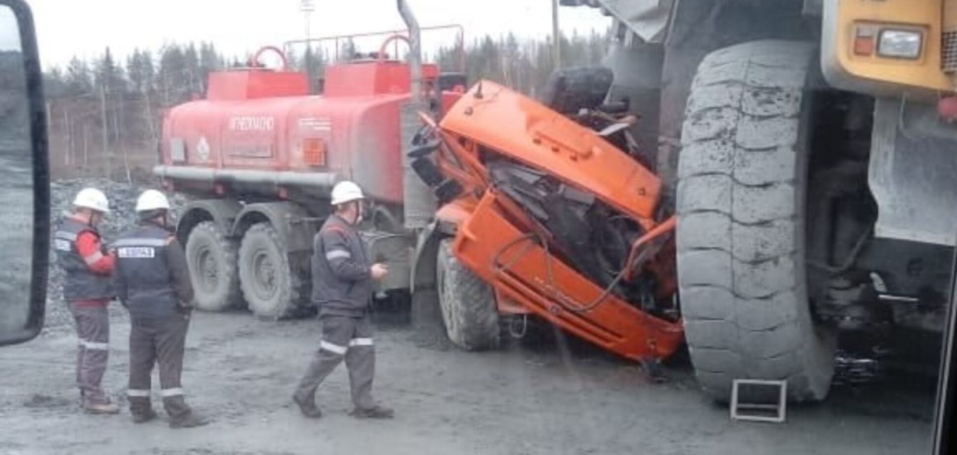 БелАЗ наехал на КАМАЗ: как выглядит грузовик после ДТП