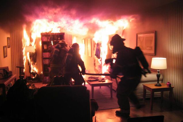 В Кривом Роге из горящей квартиры спасли обгоревшего мужчину