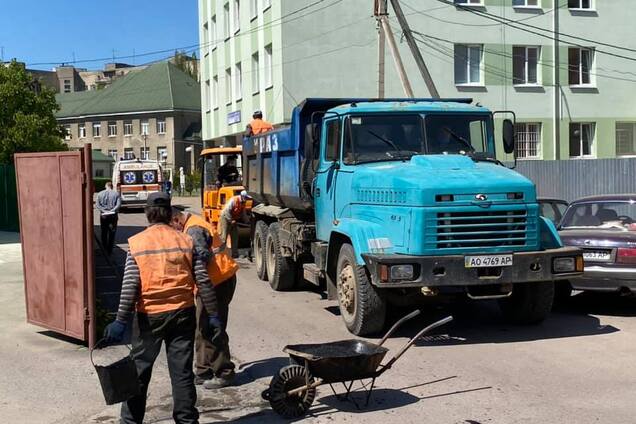 В Ужгороді почали раптово латати дорогу біля лікарні перед приїздом Шмигаля. Фото і відео