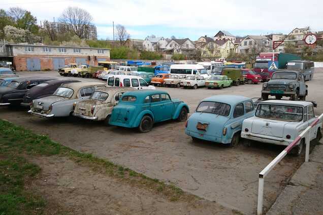 20 раритетных авто ржавеют на одной из стоянок в Украине