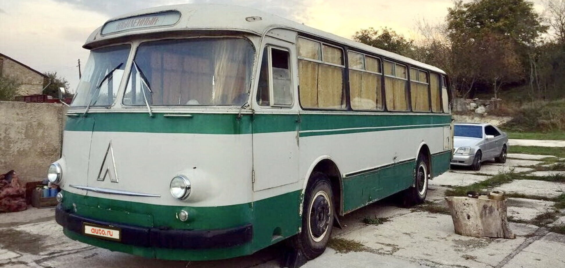 Ціни шокують: у Ялті продають колекцію ЛАЗів часів СРСР