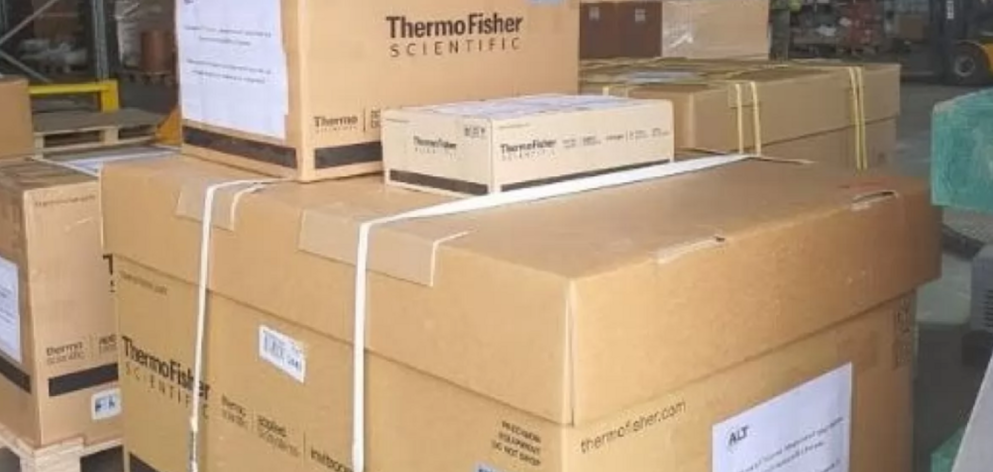 Ярославский обеспечил харьковским медикам 4 тыс. костюмов биозащиты