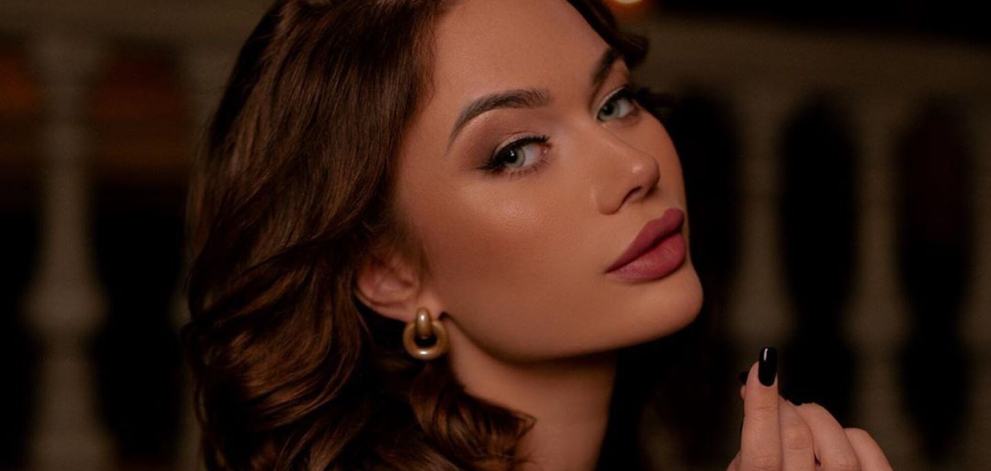 Звезда из РФ выставила напоказ большую грудь: горячее фото