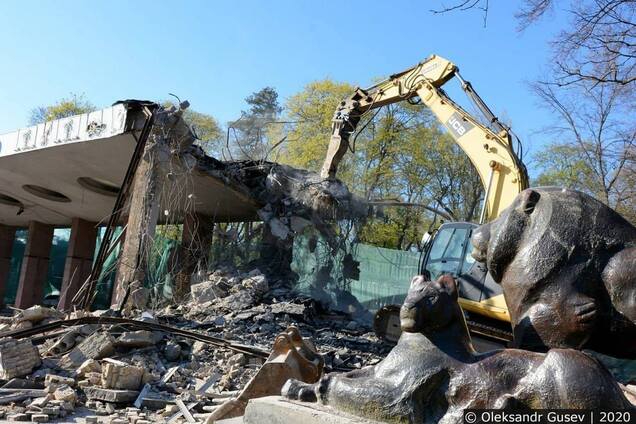 У Києві бульдозером знесли вхід у зоопарк. Фото і відео